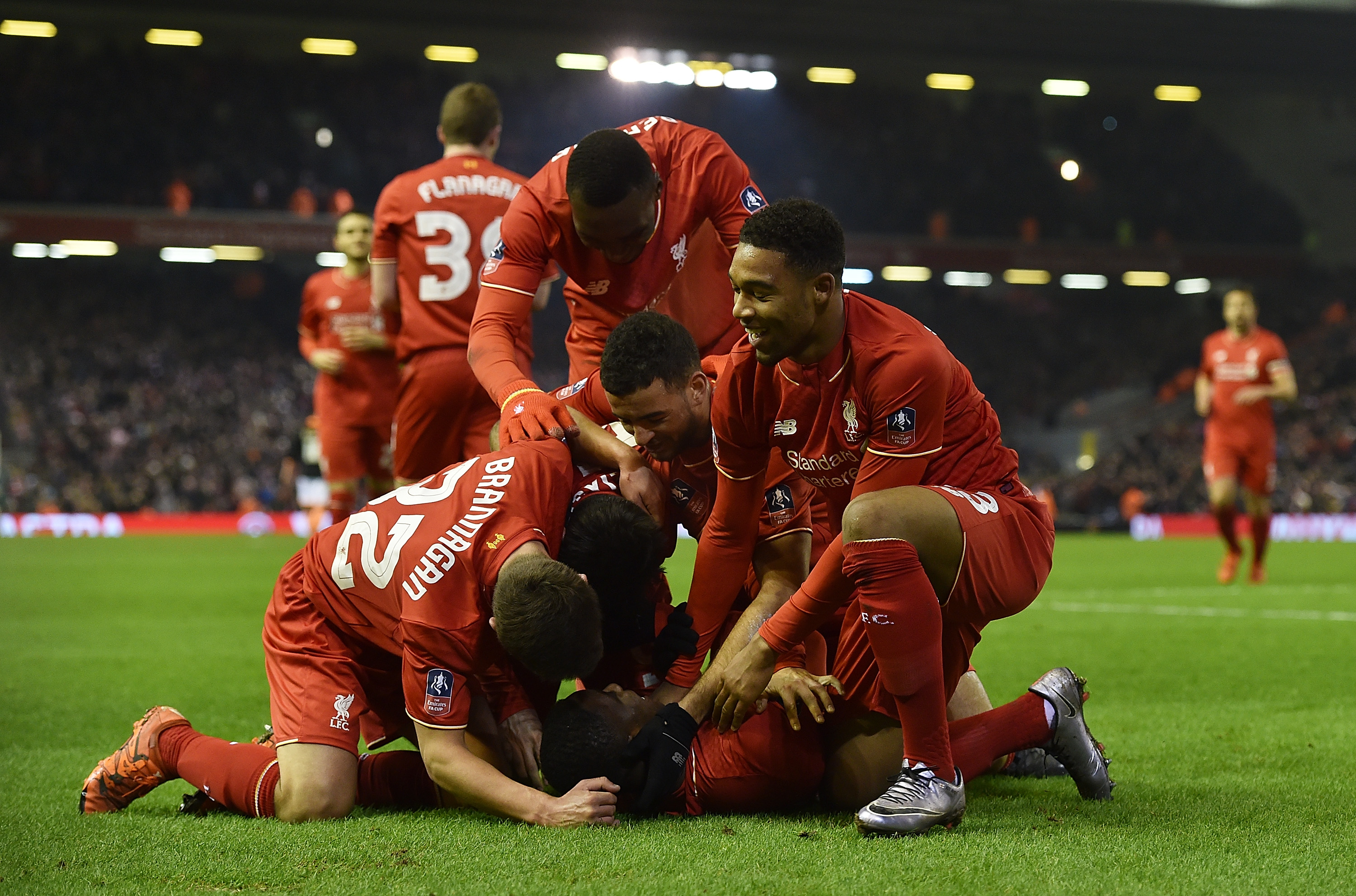 曼联教练席对西汉姆的愤怒反应意味深长（曼联教练组对西汉姆怒怼一幕，耐人寻味）