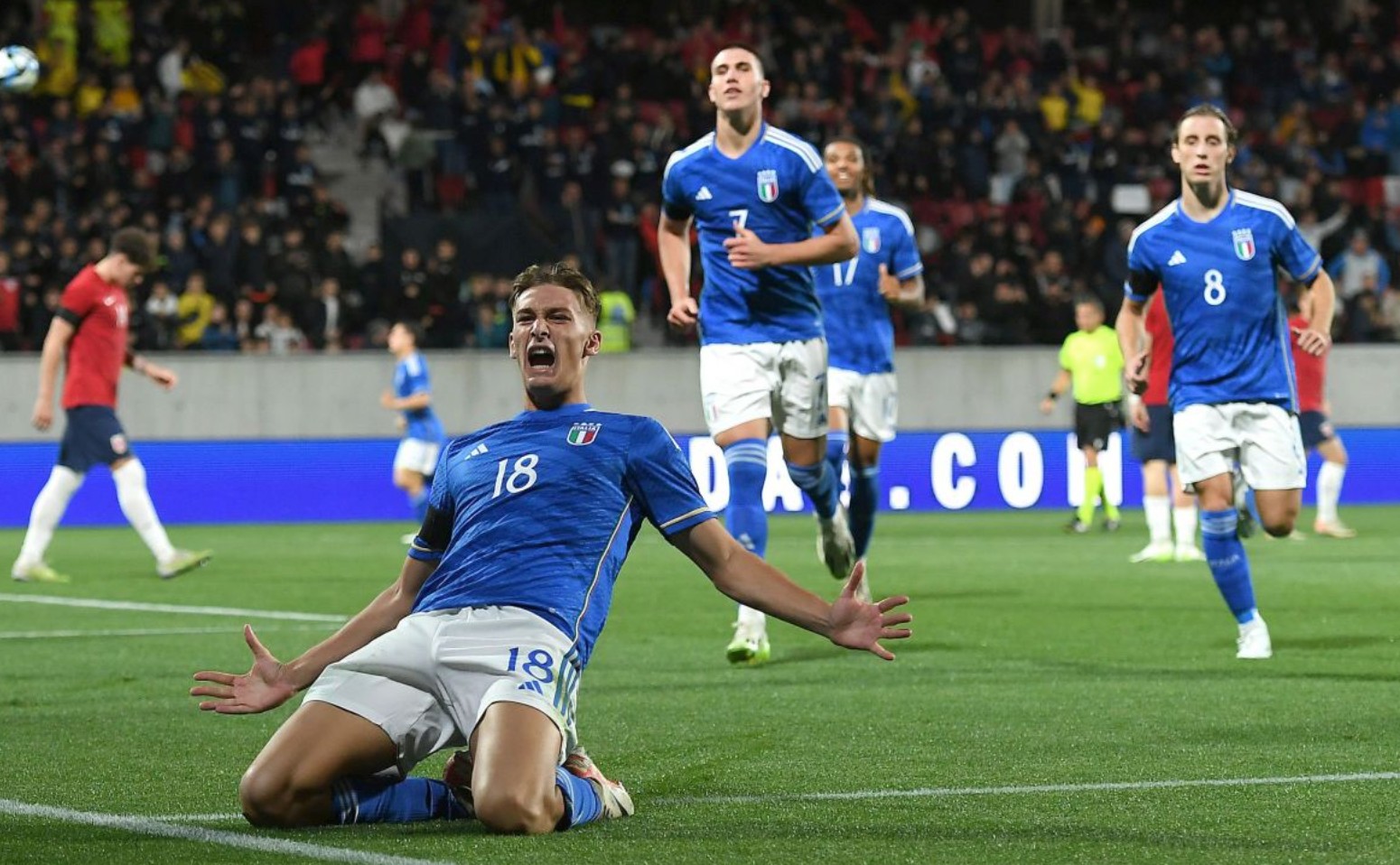 丹麦主帅：霍伊伦已完全恢复并准备就绪，此役目标直指世界杯（丹麦主帅：霍伊伦伤愈待命，此战剑指世界杯）