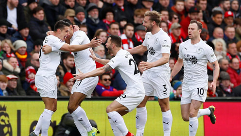 每体：巴萨有意左后卫索萨，想用桑托斯欠的290万欧锁定交易（每体：巴萨相中左后卫索萨，拟用桑托斯拖欠的290万欧敲定交易）