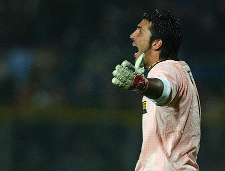 进亚冠精英附加赛！北京国安夺杯赛冠军！完胜河南队！法比奥戴帽（北京国安完胜河南捧杯晋级亚冠精英附加赛，法比奥上演帽子戏法）