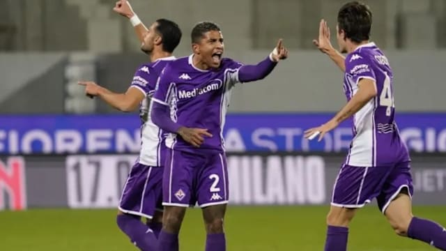 三连冠！上海海港加冕2025赛季中超冠军，摘下队史中超第四星（三连霸！上海海港问鼎2025中超，队史第四星到手）