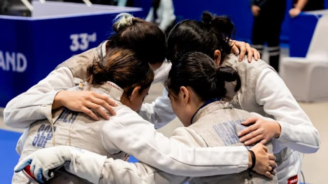 现场观赛，弗洛伦蒂诺和齐达内出席在伯纳乌举行的NFL海外赛（弗洛伦蒂诺与齐达内现身伯纳乌 观战NFL海外赛）