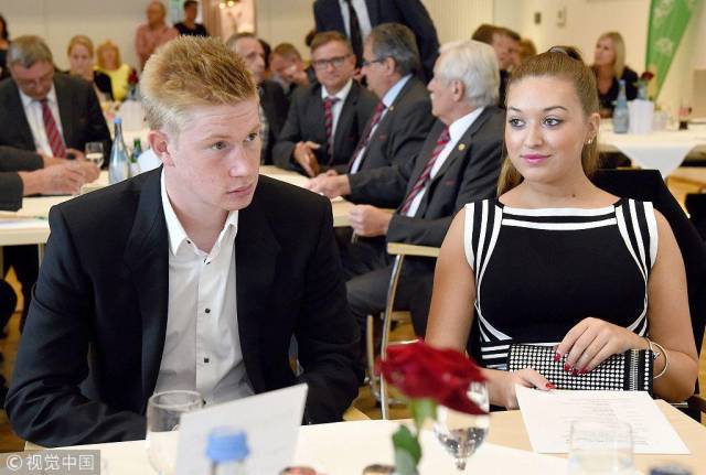 传奇奥斯卡满血复活看海港亚冠 球迷喊队危 ！速归！（奥斯卡状态回勇现身海港亚冠，球迷高呼：球队告急，尽快回归！）